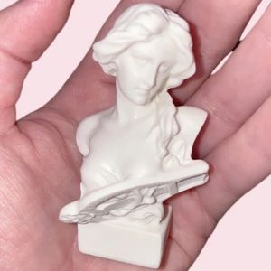 Small Princess sculpture bust